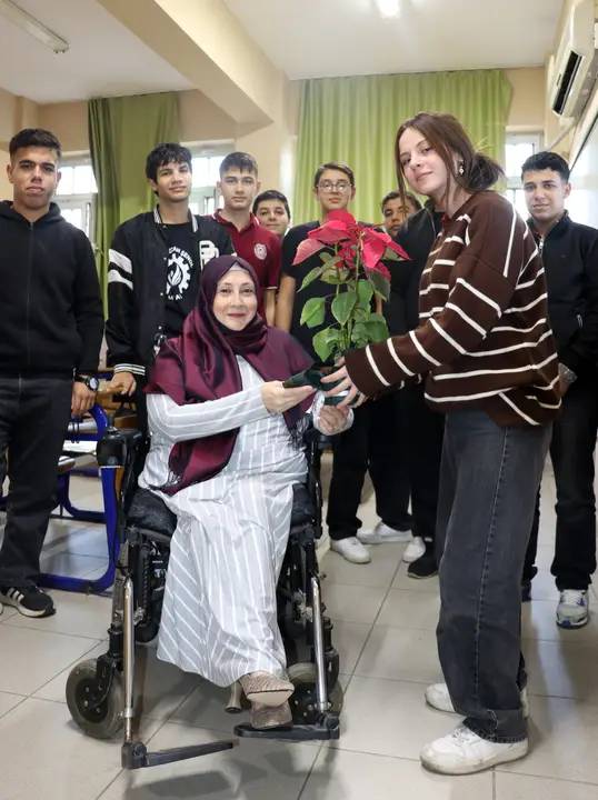 Antalya’da Engelli Öğretmenin Azmi: Asansör 2 Aydır Arızalı, Dersler Devam Ediyor 3